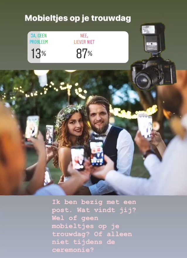 Bruidspaar met mobieltjes