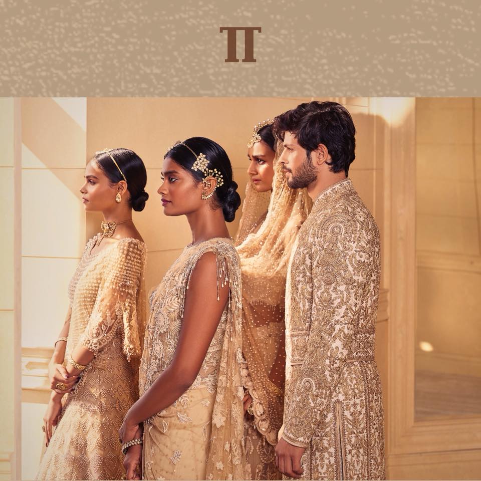 Lehenga en sherwani zijkant