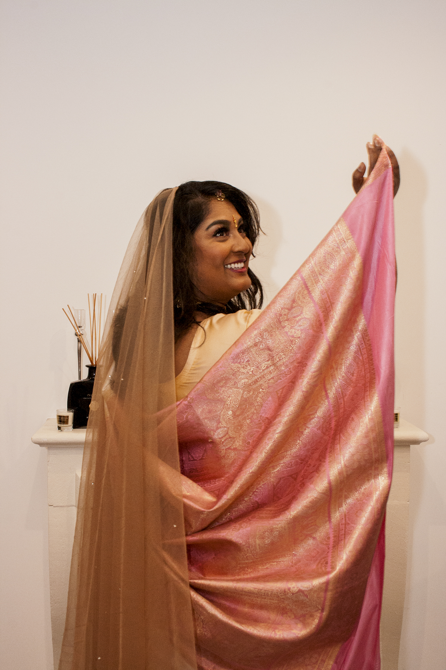 Aartie in offwhite sari met roze pallu