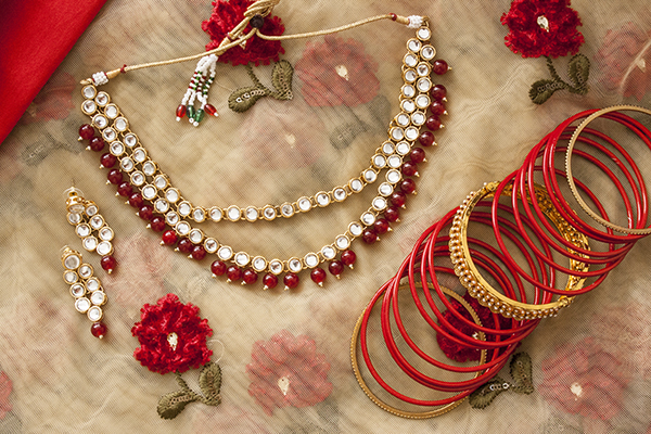 Flatlay sieraden gouden sari