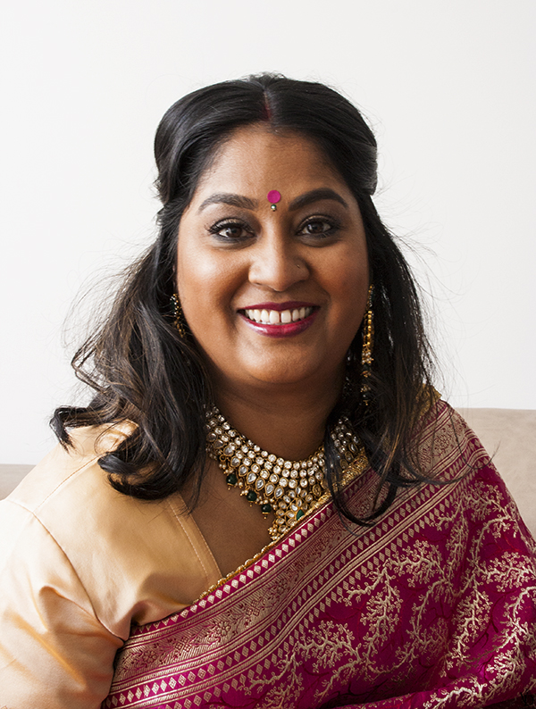 Aartie poserend roze sari