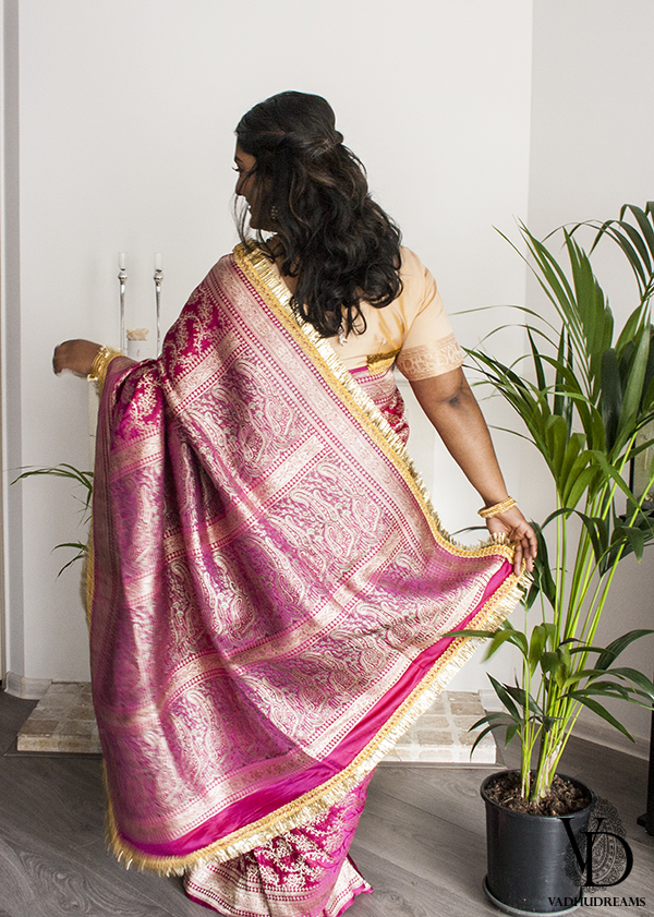 Aartie poserend roze sari