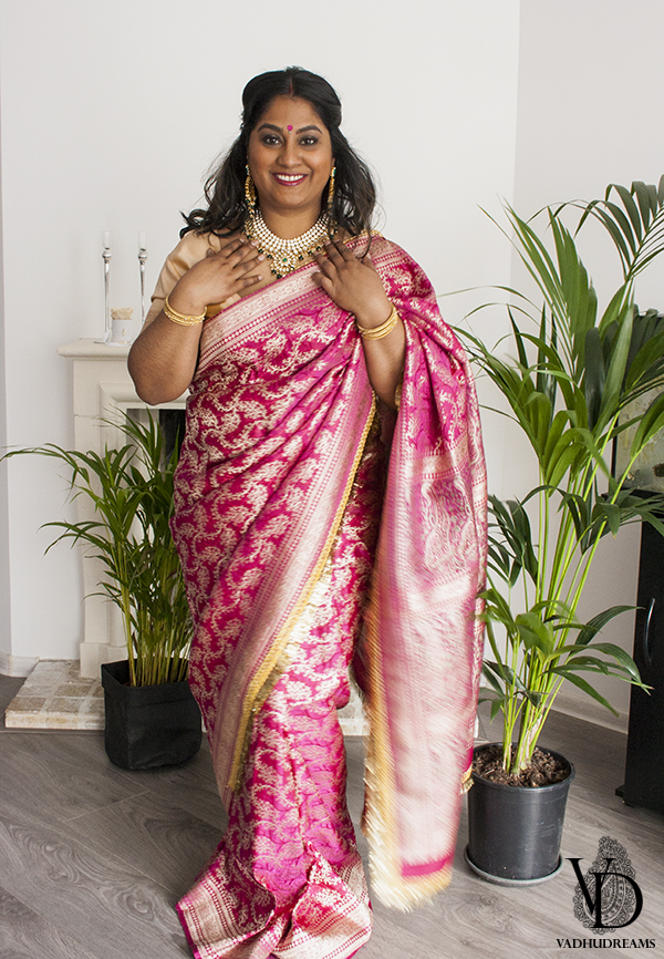 Aartie poserend roze sari