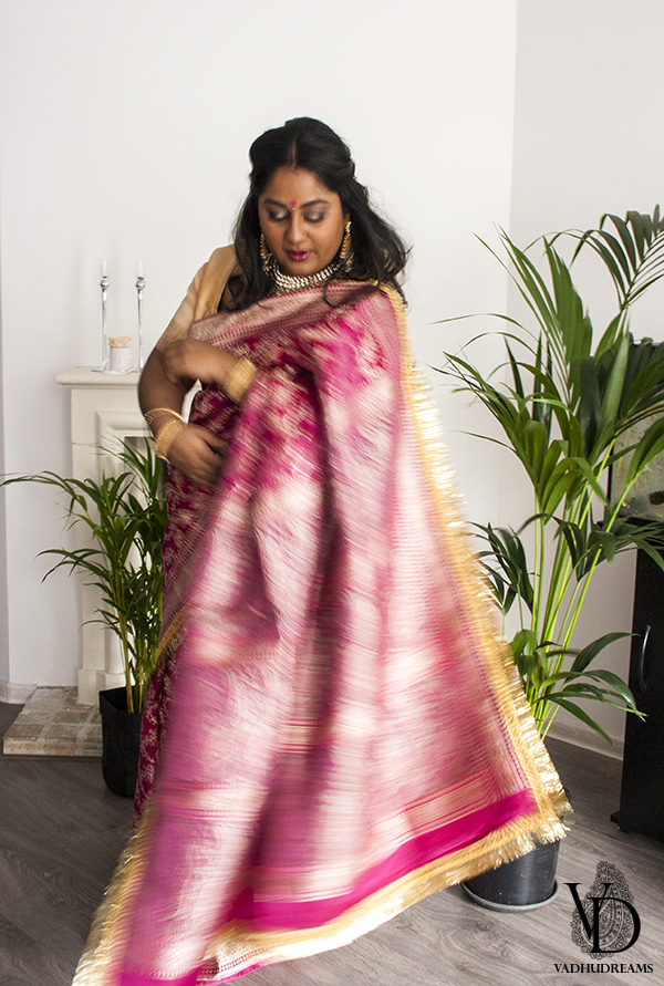 Aartie poserend roze sari