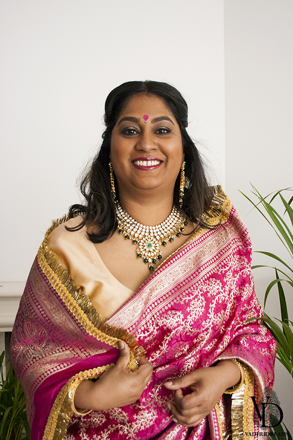 Aartie poserend roze sari