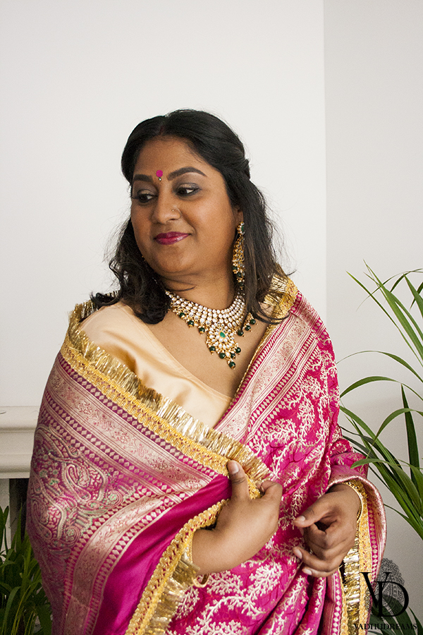 Aartie poserend roze sari