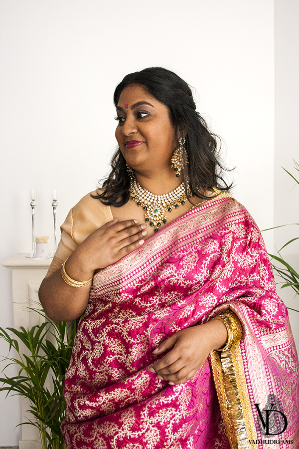 Aartie poserend roze sari