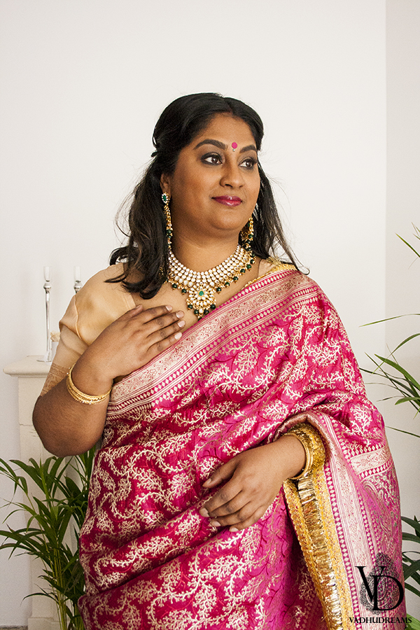 Aartie poserend roze sari