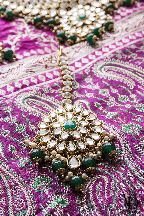 Tikka op Banarasi sari