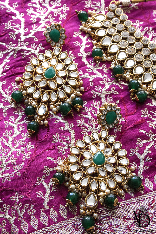 Oorbellen op Banarasi sari