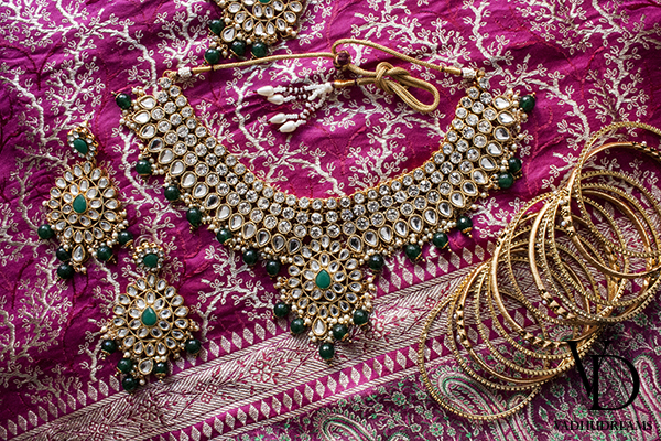 Kundanset op Banarasi sari