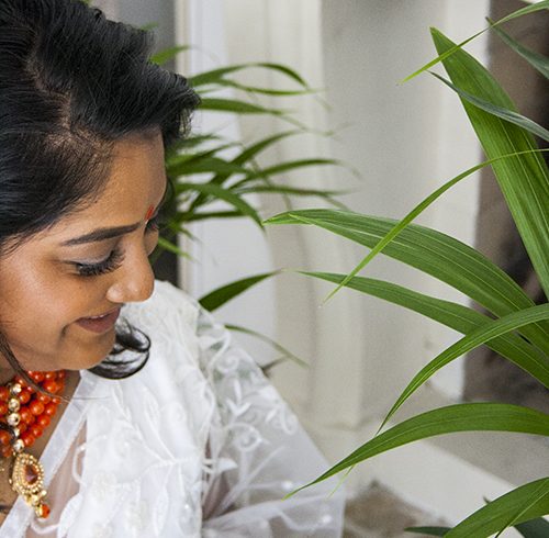 Aartie portret bij plant